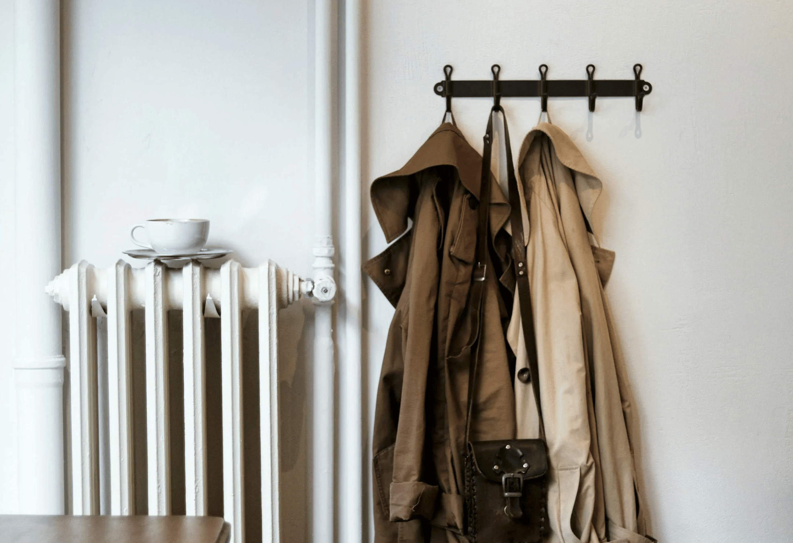 Foto von Heizung und Garderobe in einem Flur